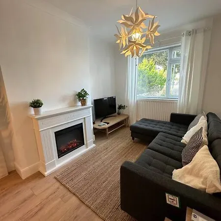 Beautifully Renovated 2 Bed *